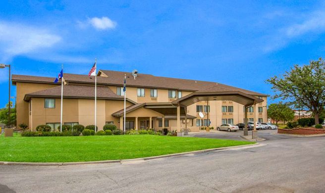 Quality Inn & Suites Lawrence Exterior
