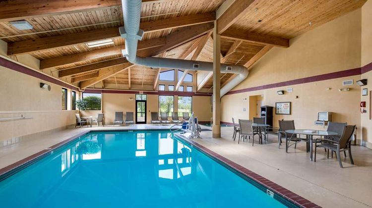 Quality Inn & Suites Lawrence Pool