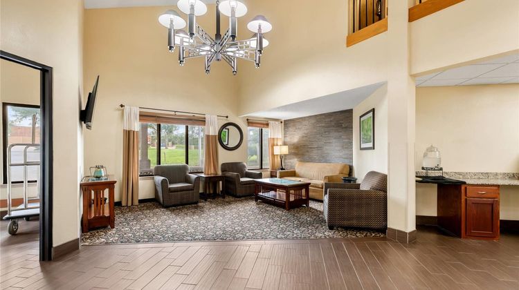 Quality Inn & Suites Lawrence Lobby
