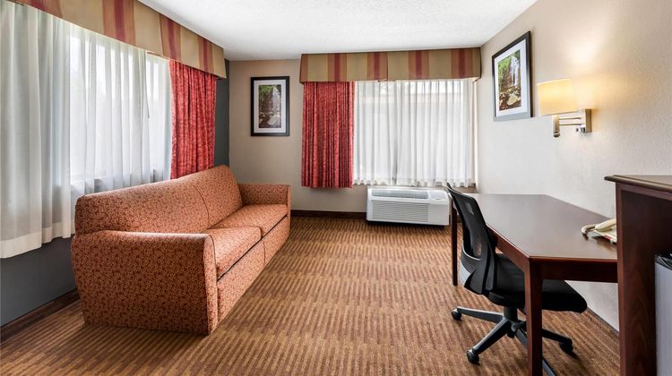 Quality Inn & Suites Lawrence Room