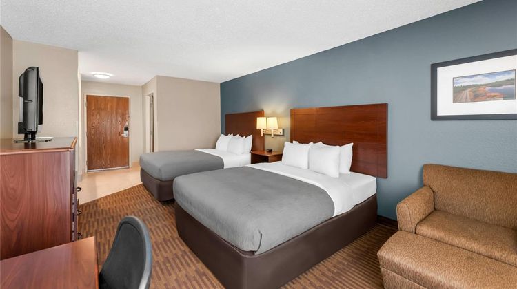 Quality Inn & Suites Lawrence Room
