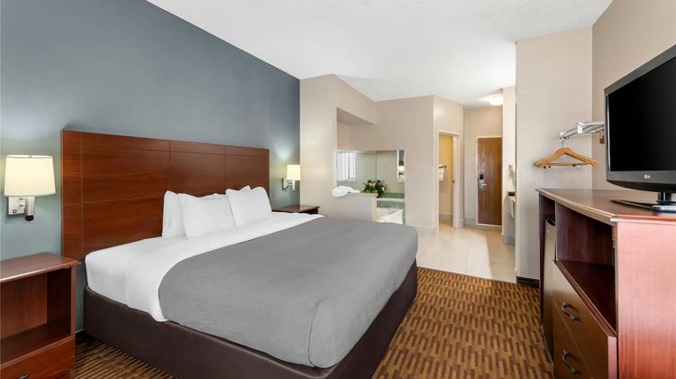 Quality Inn & Suites Lawrence Suite