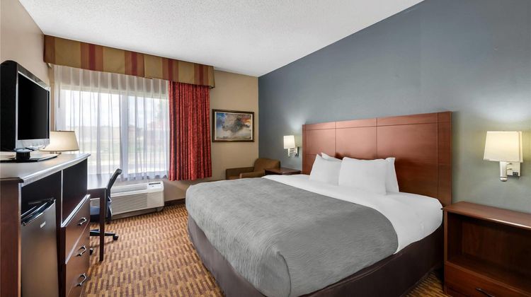Quality Inn & Suites Lawrence Suite