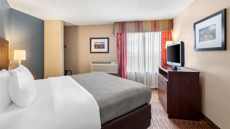 Quality Inn & Suites Lawrence Suite