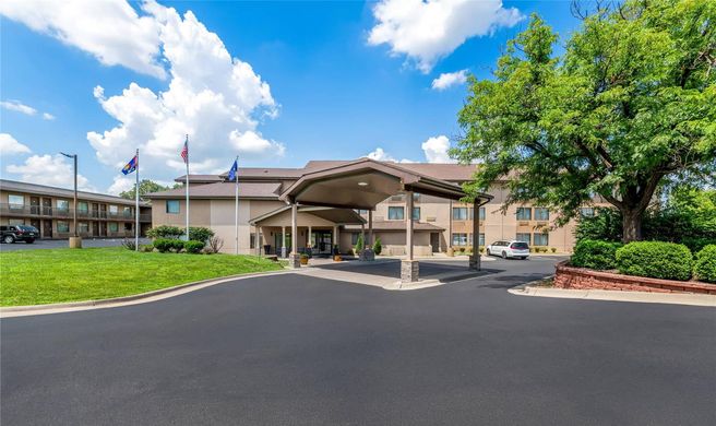 Quality Inn & Suites Lawrence Exterior
