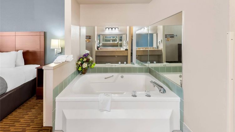 Quality Inn & Suites Lawrence Suite