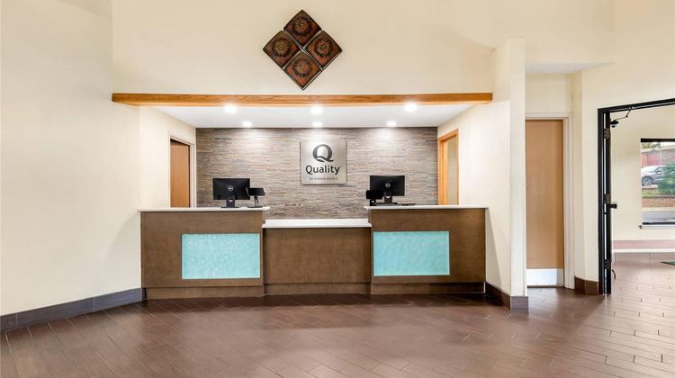 Quality Inn & Suites Lawrence Lobby