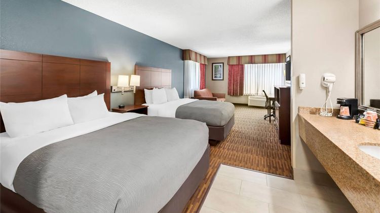 Quality Inn & Suites Lawrence Room