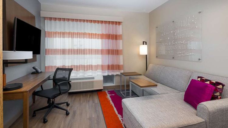 La Quinta Inn & Suites by Wyndham Perry Room
