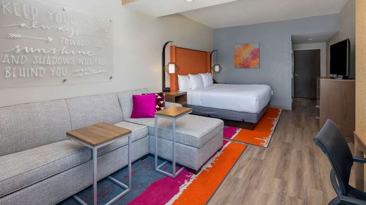 La Quinta Inn & Suites by Wyndham Perry Room