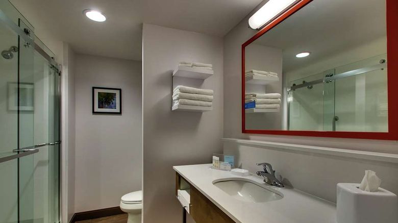 <b>Hampton Inn & Suites by Hilton Southport Room</b>. Images powered by <a href="https://iceportal.shijigroup.com/" title="IcePortal" target="_blank">IcePortal</a>.