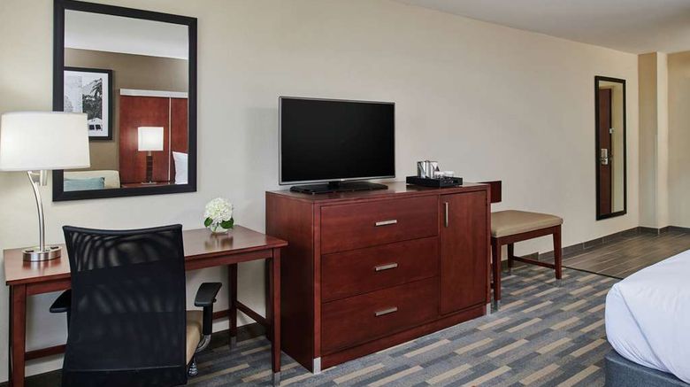 <b>DoubleTree Hotel Raleigh/Crabtree Valley Room</b>. Images powered by <a href="https://iceportal.shijigroup.com/" title="IcePortal" target="_blank">IcePortal</a>.