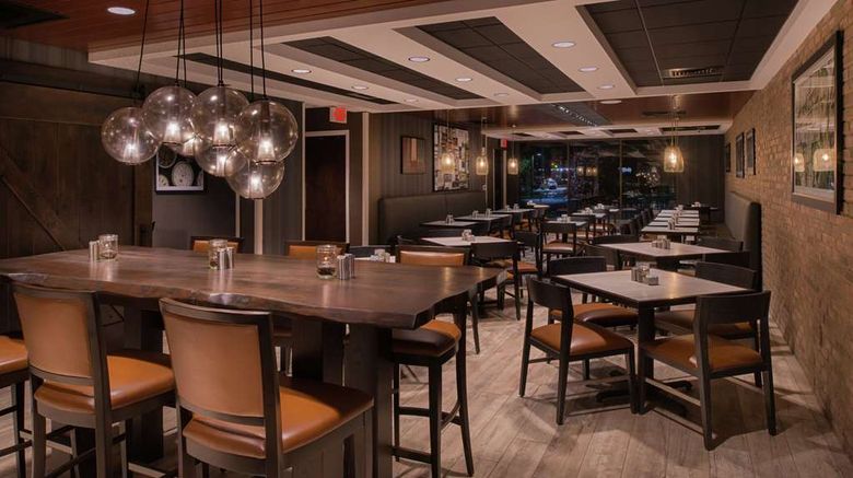 <b>DoubleTree Hotel Raleigh/Crabtree Valley Restaurant</b>. Images powered by <a href="https://iceportal.shijigroup.com/" title="IcePortal" target="_blank">IcePortal</a>.