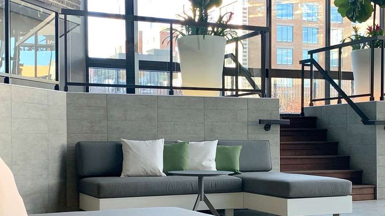 <b>DoubleTree by Hilton Montreal Pool</b>. Images powered by <a href="https://iceportal.shijigroup.com/" title="IcePortal" target="_blank">IcePortal</a>.