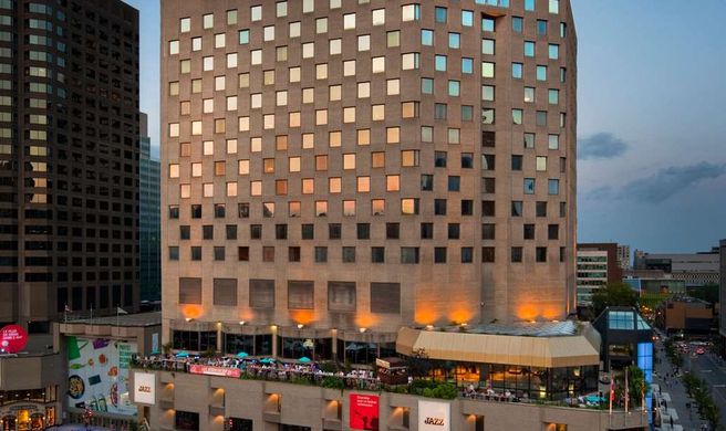 DoubleTree by Hilton Montreal Exterior