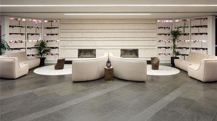 DoubleTree by Hilton Montreal Lobby