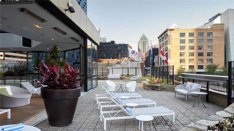DoubleTree by Hilton Montreal Pool