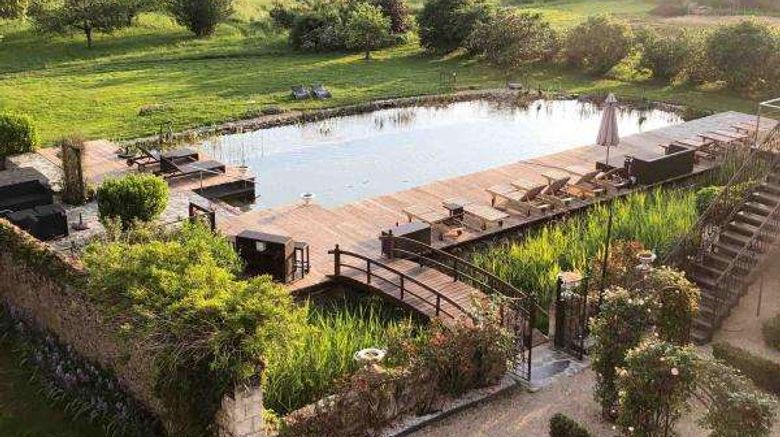 <b>Chateau de l'Epinay Pool</b>. Images powered by <a href="https://iceportal.shijigroup.com/" title="IcePortal" target="_blank">IcePortal</a>.