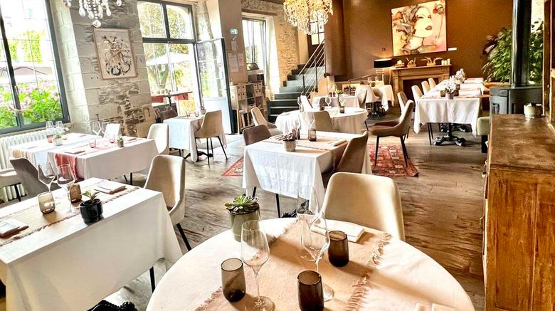 <b>Chateau de l'Epinay Restaurant</b>. Images powered by <a href="https://iceportal.shijigroup.com/" title="IcePortal" target="_blank">IcePortal</a>.