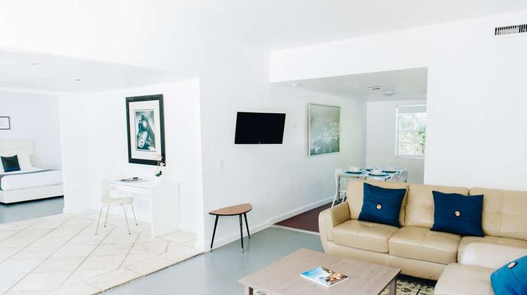 Aqua Hotel & Lounge Suite