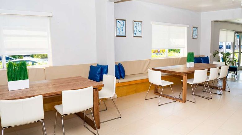 <b>Aqua Hotel & Lounge Lobby</b>. Images powered by <a href="https://iceportal.shijigroup.com/" title="IcePortal" target="_blank">IcePortal</a>.