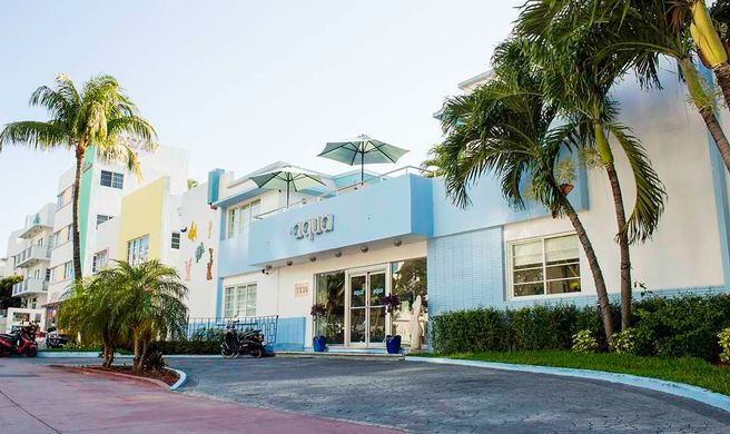 Aqua Hotel & Lounge Exterior
