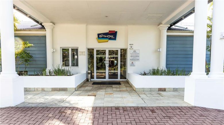 <b>Splendid Inn Bayshore Exterior</b>. Images powered by <a href="https://iceportal.shijigroup.com/" title="IcePortal" target="_blank">IcePortal</a>.