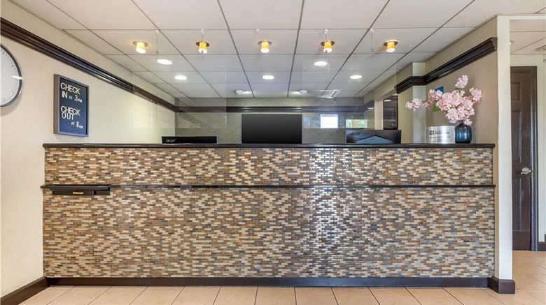 <b>SureStay By Best Western East Brunswick Lobby</b>. Images powered by <a href="https://iceportal.shijigroup.com/" title="IcePortal" target="_blank">IcePortal</a>.