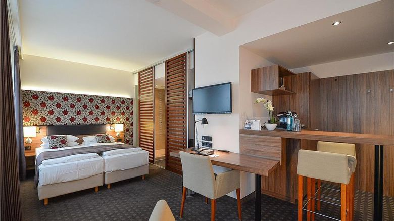<b>Best Western Hotel Hohenzollern Suite</b>. Images powered by <a href="https://iceportal.shijigroup.com/" title="IcePortal" target="_blank">IcePortal</a>.