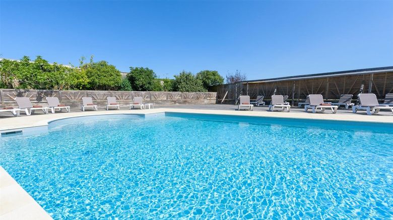 <b>Chateau du Boisniard Pool</b>. Images powered by <a href="https://iceportal.shijigroup.com/" title="IcePortal" target="_blank">IcePortal</a>.