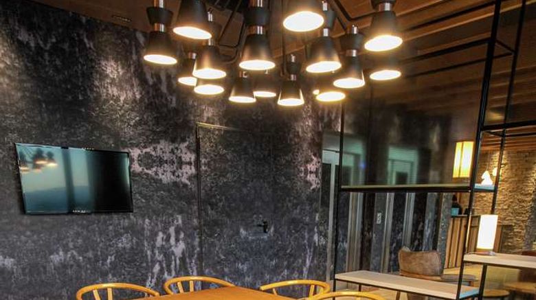 <b>Hampton By Hilton Bariloche Lobby</b>. Images powered by <a href="https://iceportal.shijigroup.com/" title="IcePortal" target="_blank">IcePortal</a>.