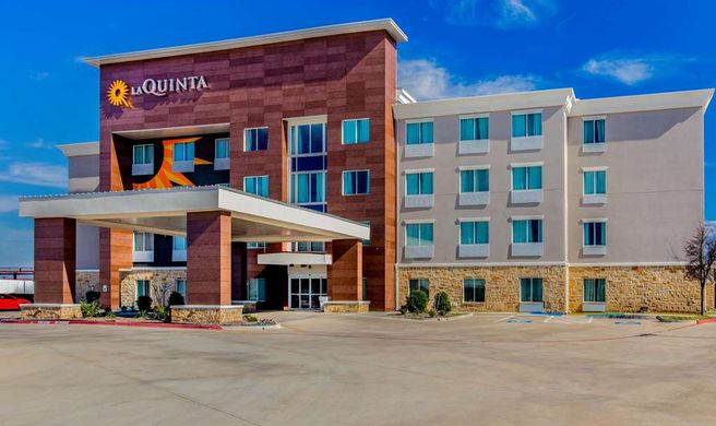 La Quinta Inn & Suites Northlake Exterior