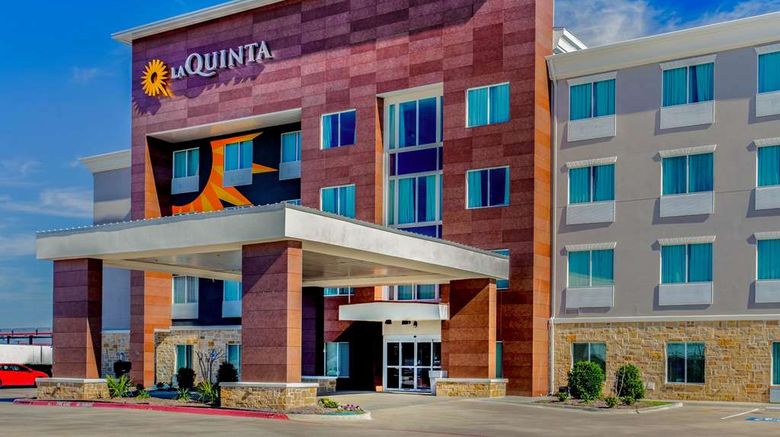 <b>La Quinta Inn & Suites Northlake Exterior</b>. Images powered by <a href="https://iceportal.shijigroup.com/" title="IcePortal" target="_blank">IcePortal</a>.