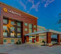La Quinta Inn & Suites Northlake Exterior