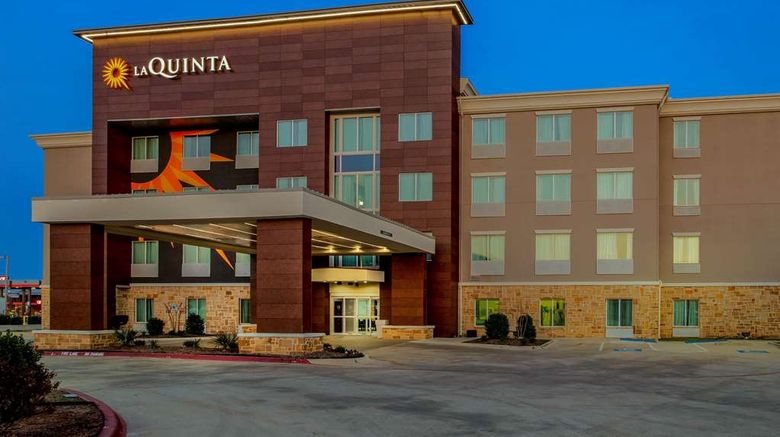 <b>La Quinta Inn & Suites Northlake Exterior</b>. Images powered by <a href="https://iceportal.shijigroup.com/" title="IcePortal" target="_blank">IcePortal</a>.