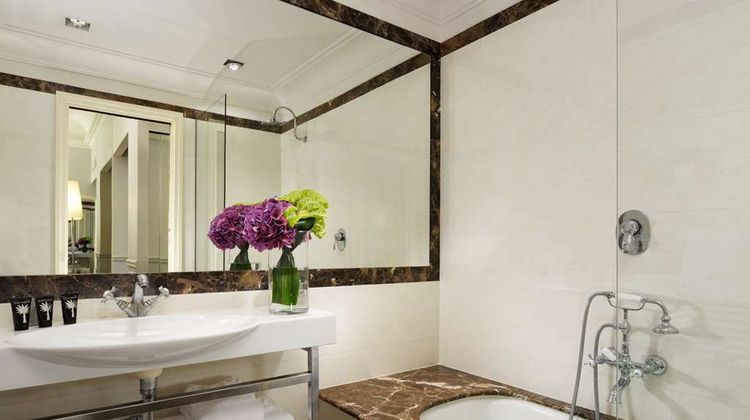 Leon's Place Hotel Room