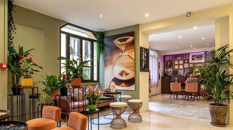 <b>Hotel Ariane Montparnasse Lobby</b>. Images powered by <a href="https://iceportal.shijigroup.com/" title="IcePortal" target="_blank">IcePortal</a>.