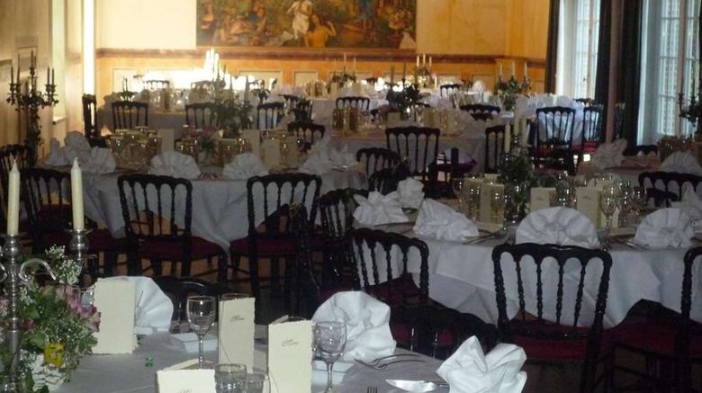 <b>L'Hostellerie du Chateau les Muids Restaurant</b>. Images powered by <a href="https://iceportal.shijigroup.com/" title="IcePortal" target="_blank">IcePortal</a>.