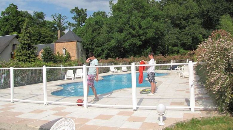 <b>L'Hostellerie du Chateau les Muids Pool</b>. Images powered by <a href="https://iceportal.shijigroup.com/" title="IcePortal" target="_blank">IcePortal</a>.