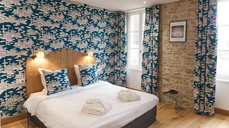 <b>Castel de Tres Girard Room</b>. Images powered by <a href="https://iceportal.shijigroup.com/" title="IcePortal" target="_blank">IcePortal</a>.
