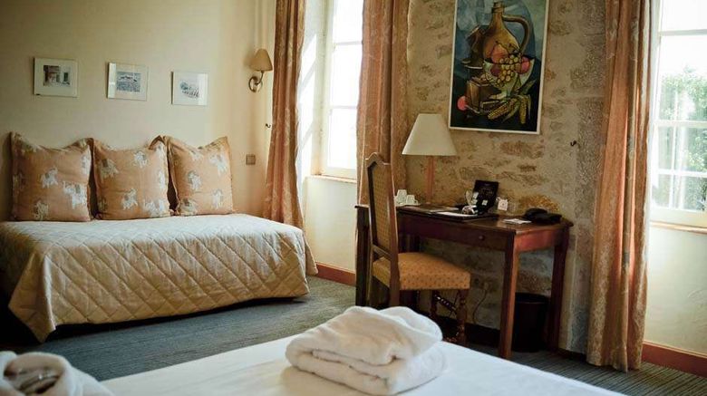 <b>Castel de Tres Girard Room</b>. Images powered by <a href="https://iceportal.shijigroup.com/" title="IcePortal" target="_blank">IcePortal</a>.