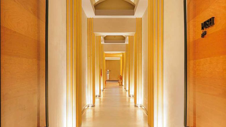 <b>Radisson Blu Hotel & Resort, Corniche Spa</b>. Images powered by <a href="https://iceportal.shijigroup.com/" title="IcePortal" target="_blank">IcePortal</a>.