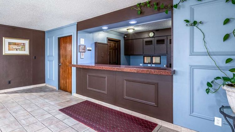 Econo Lodge Inn & Suites, Auburn Lobby