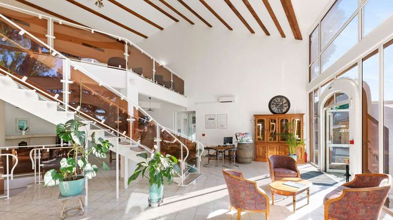 <b>Best Western Domaine de Roquerousse Lobby</b>. Images powered by <a href="https://iceportal.shijigroup.com/" title="IcePortal" target="_blank">IcePortal</a>.