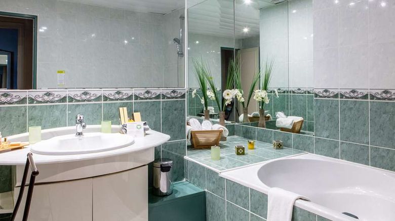 <b>Hotel Le Maxime Room</b>. Images powered by <a href="https://iceportal.shijigroup.com/" title="IcePortal" target="_blank">IcePortal</a>.