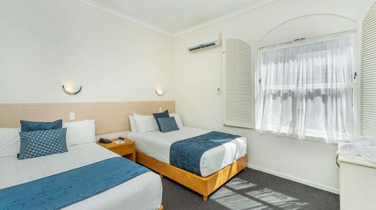 Ramada By Wyndham Hamilton City Center Room