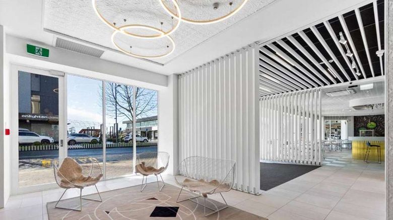 <b>Ramada By Wyndham Hamilton City Center Lobby</b>. Images powered by <a href="https://iceportal.shijigroup.com/" title="IcePortal" target="_blank">IcePortal</a>.