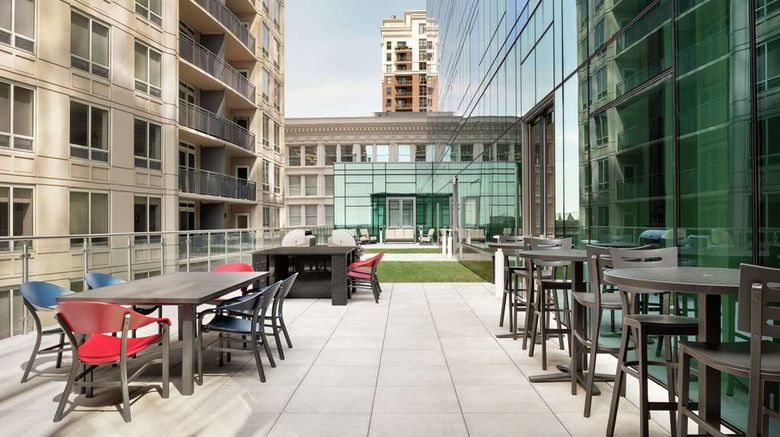 <b>Hilton Garden Inn Chicago Downtown South Exterior</b>. Images powered by <a href="https://iceportal.shijigroup.com/" title="IcePortal" target="_blank">IcePortal</a>.