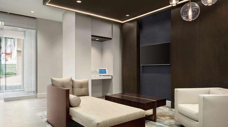 <b>Hilton Garden Inn Chicago Downtown South Lobby</b>. Images powered by <a href="https://iceportal.shijigroup.com/" title="IcePortal" target="_blank">IcePortal</a>.