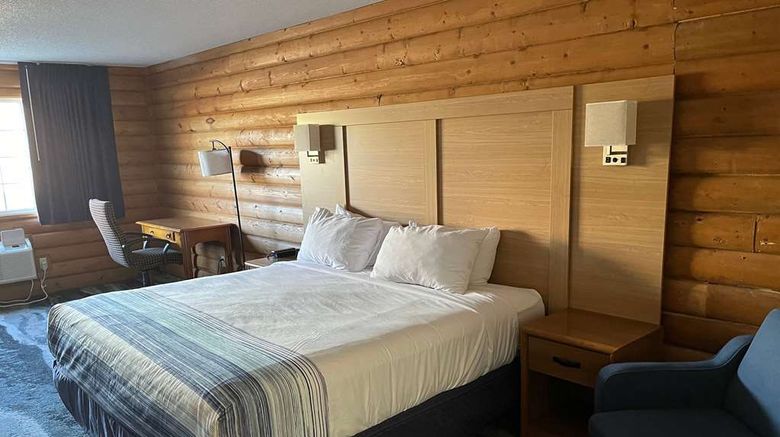 <b>Days Inn & Suites Williamsburg North Room</b>. Images powered by <a href="https://iceportal.shijigroup.com/" title="IcePortal" target="_blank">IcePortal</a>.